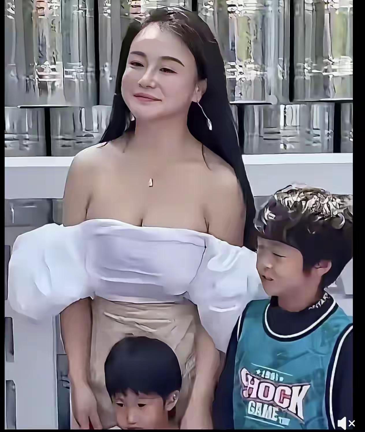 非常不赞同冉莹颖的穿衣风格
不是说她穿的不好看
而是不得体，尤其是家里有三个儿子
