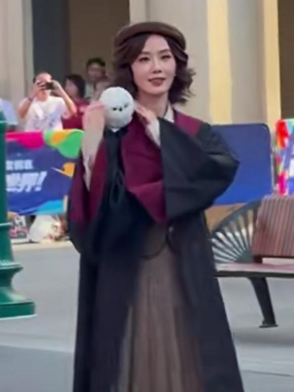 39岁刘诗诗：身穿魔法袍亮相，引网友热议

近日，39岁的刘诗诗亮相环球影城盛典