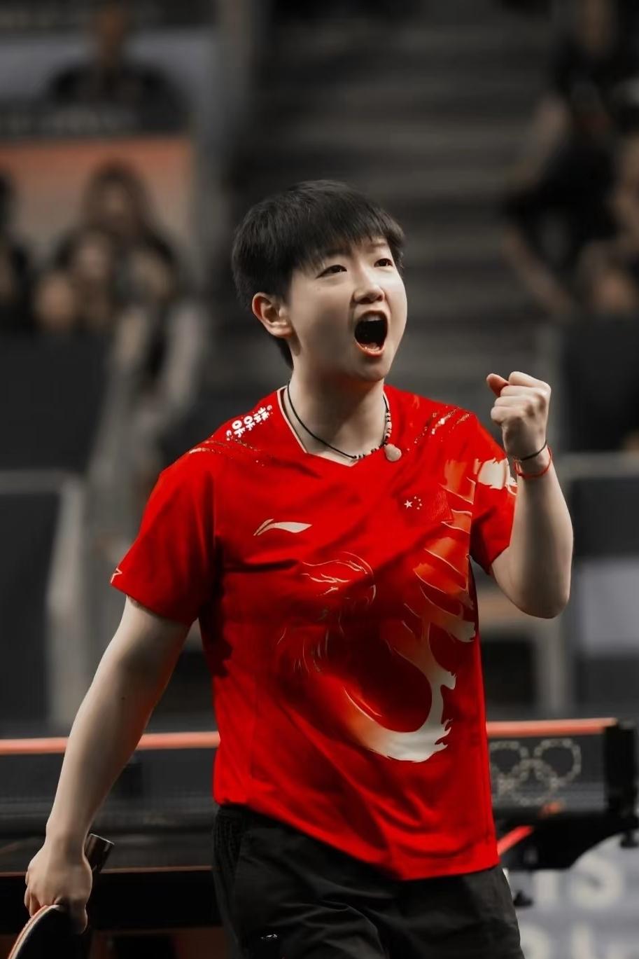 体育赛事收官瞬间，现场欢呼声、掌声交织成沸腾的海洋！观众挥舞旗帜呐喊助威，球迷相