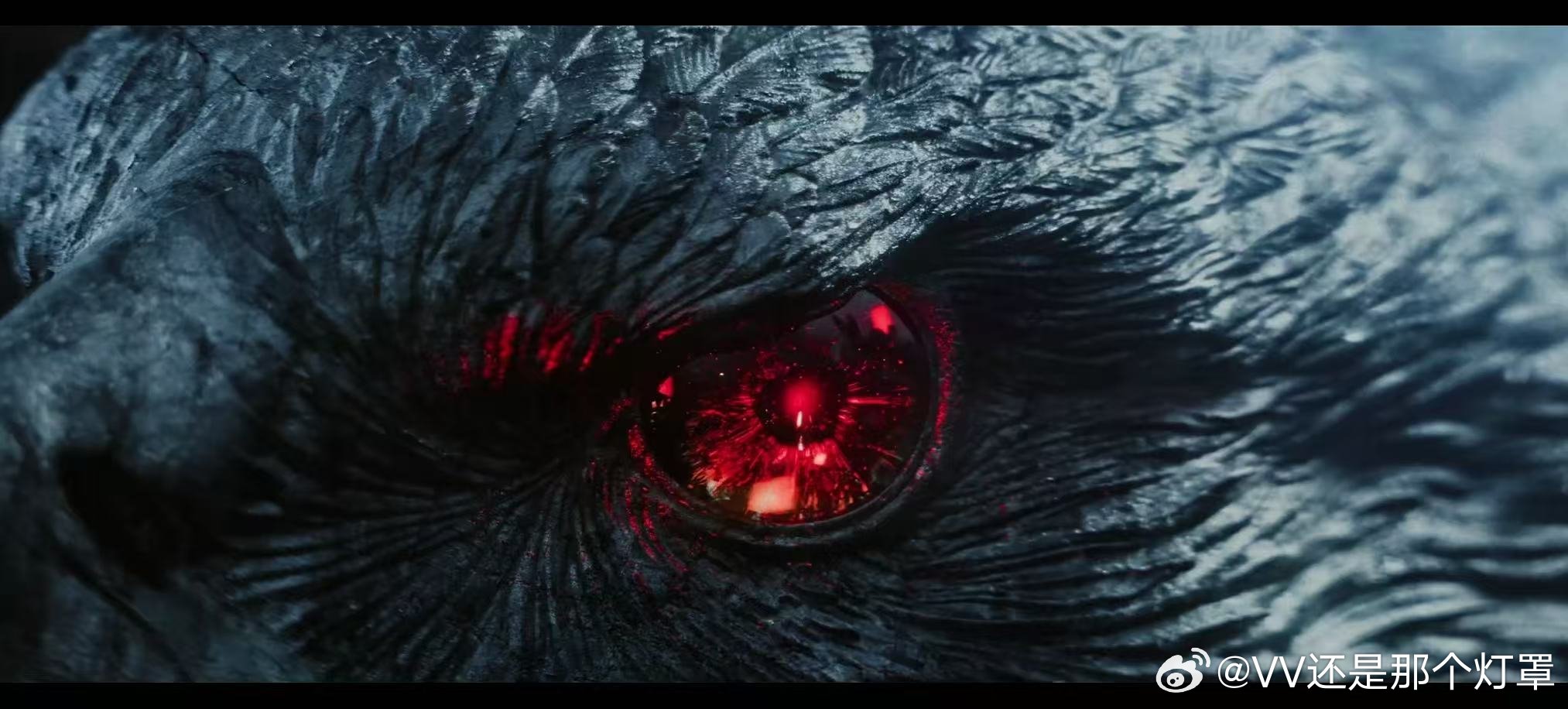 刷到预告片第一反应：锁链造型帅炸了！第二反应：那个笑绝了！明明是被困住的状态，硬