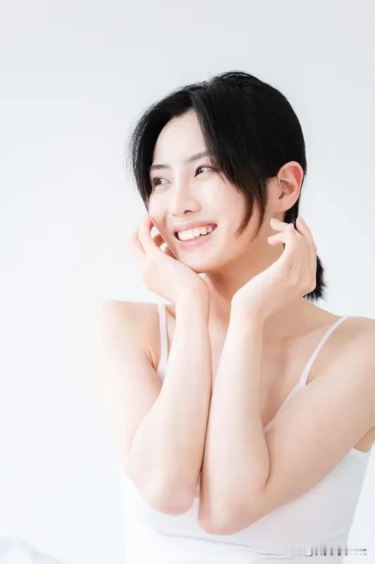 岁月从不败美人,何为美人?懂得尊重他人，这是基本素养。尊重体现在生活的细微之处，