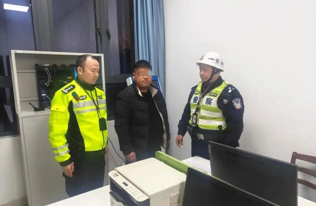 “失驾”人员违法驾驶成为道路交通安全新隐患。近日多地交警集中查处多起因酒驾等原因