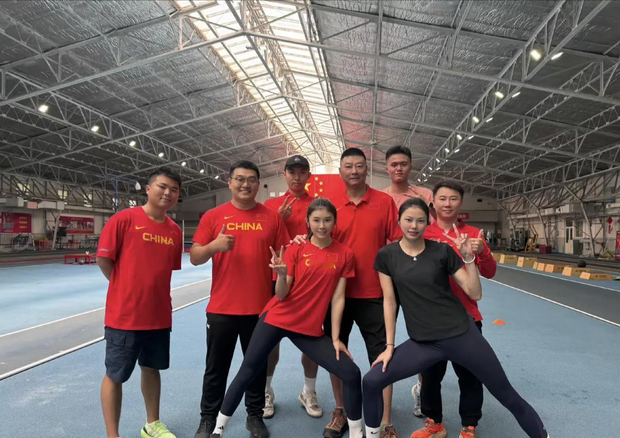 吴艳妮和中国田径队出发巴黎，整整齐齐的出发，满满当当的归来。吴艳妮剑指跨栏决赛，