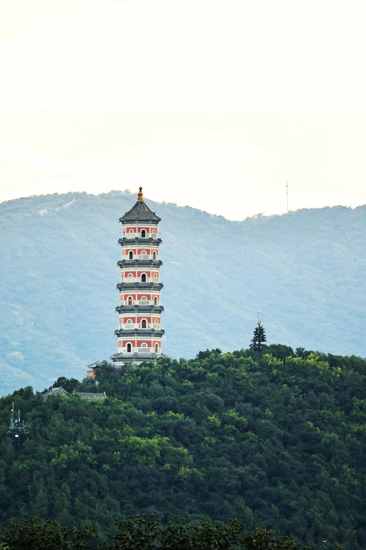 用600mm超长镜头从颐和园昆明湖东岸拍摄玉峰塔。
        玉峰塔也称“