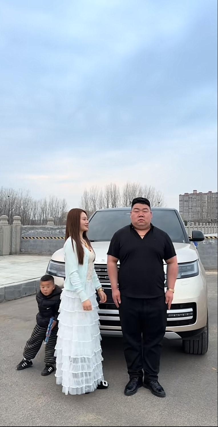 河南沁阳李公子，带着漂亮的老婆还有帅气的儿子，在自己刚入手的第五代路虎揽胜车前拍