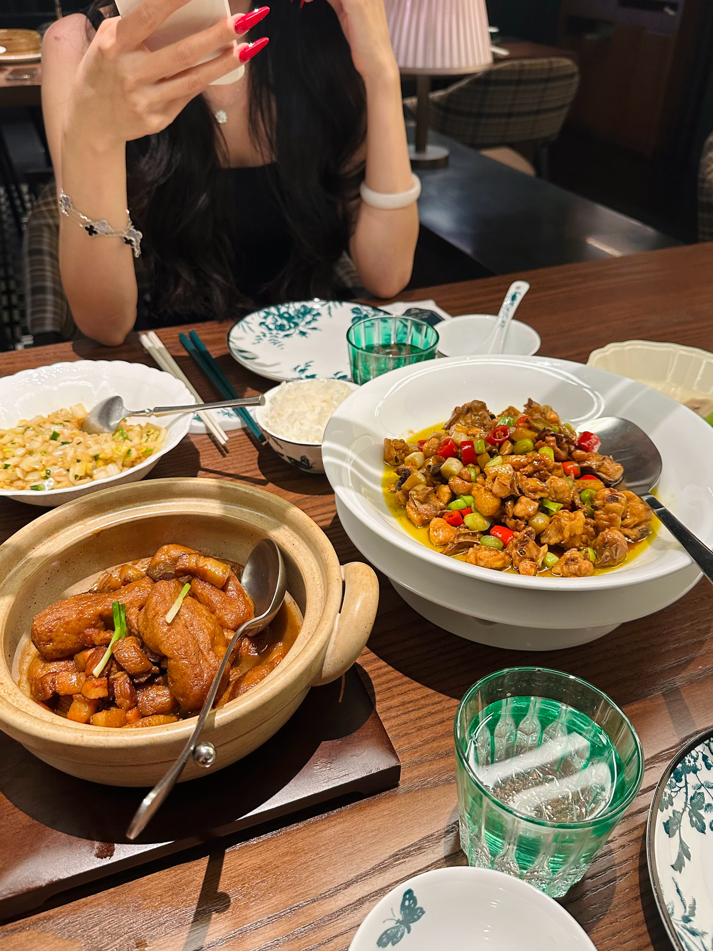 专心经营自己的呆萌生活( ･̀∀･́ ) 