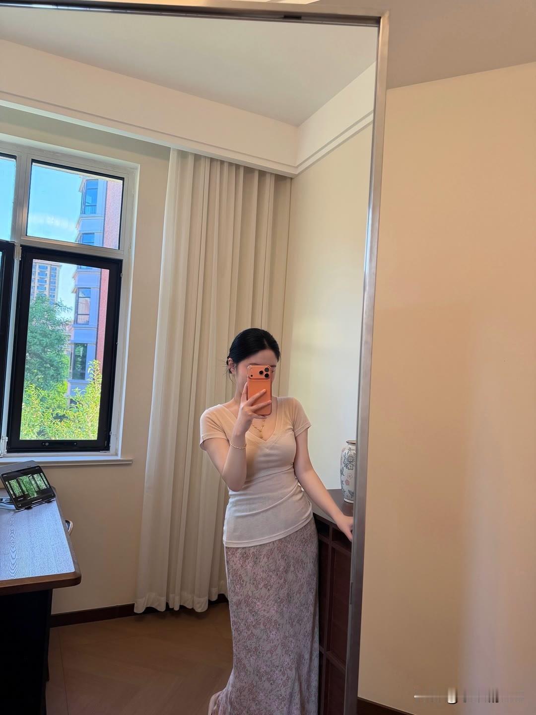 谁懂啊！这套穿搭一上身，感觉整个人都被温柔裹住了✨
软糯的米白针织上衣，配垂坠感