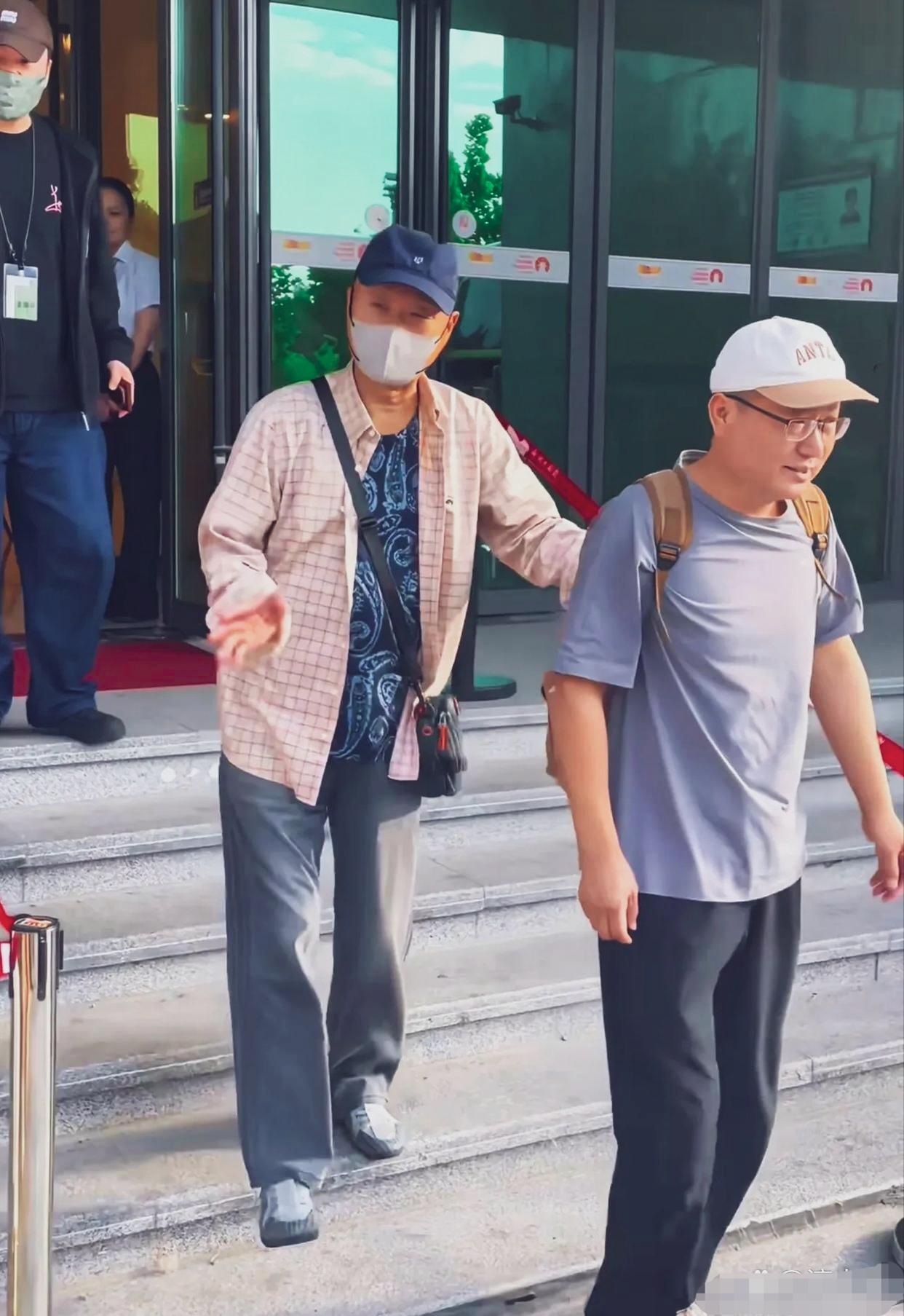 陈佩斯老师在河南郑州的活动巡演结束从郑州话剧院出来，戴着口罩和帽子，身穿休闲的格