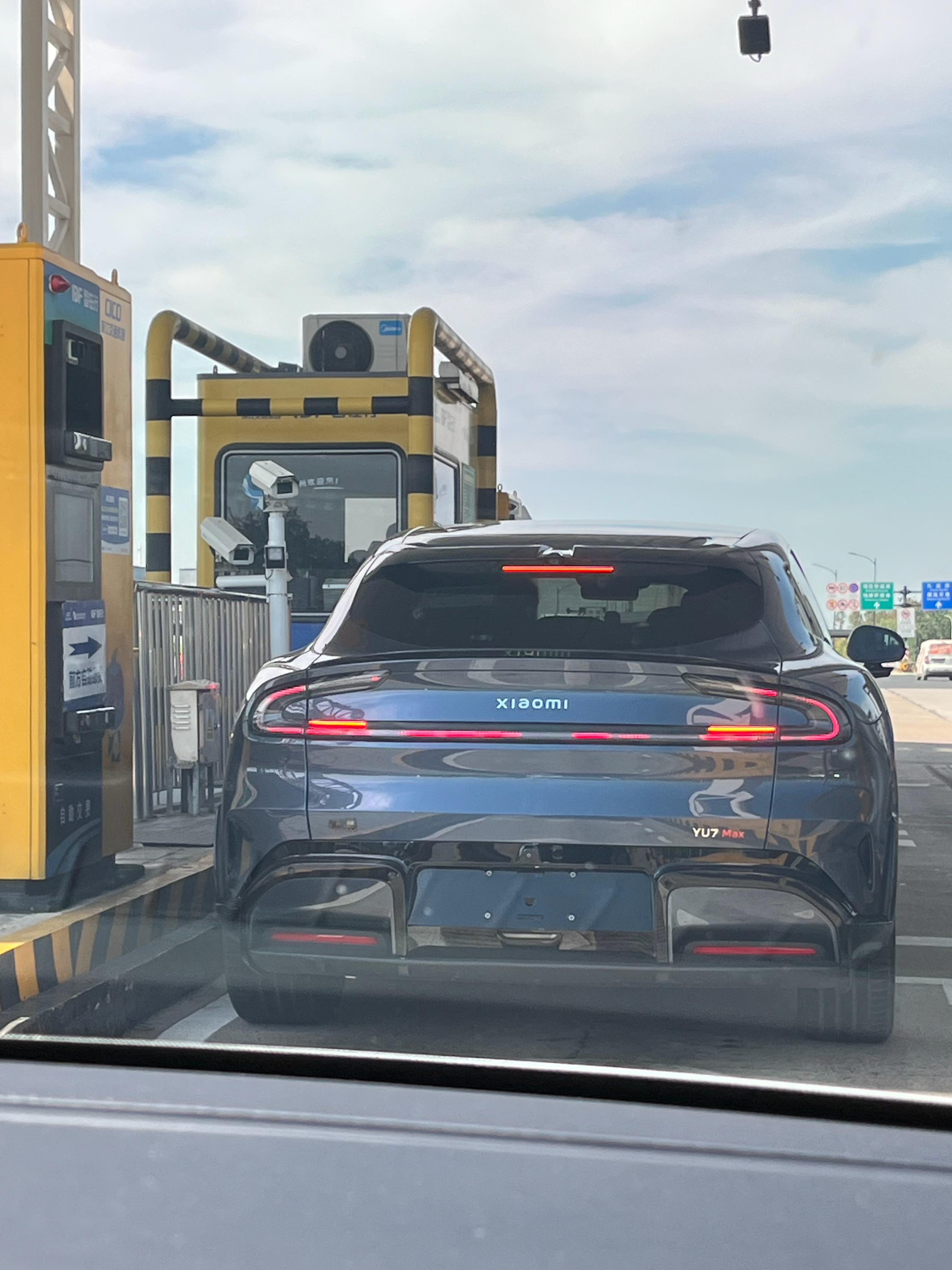YU7 Max实车 感觉跟隔着屏幕看差不多还得是杭州啊 遍地小米汽车[doge]