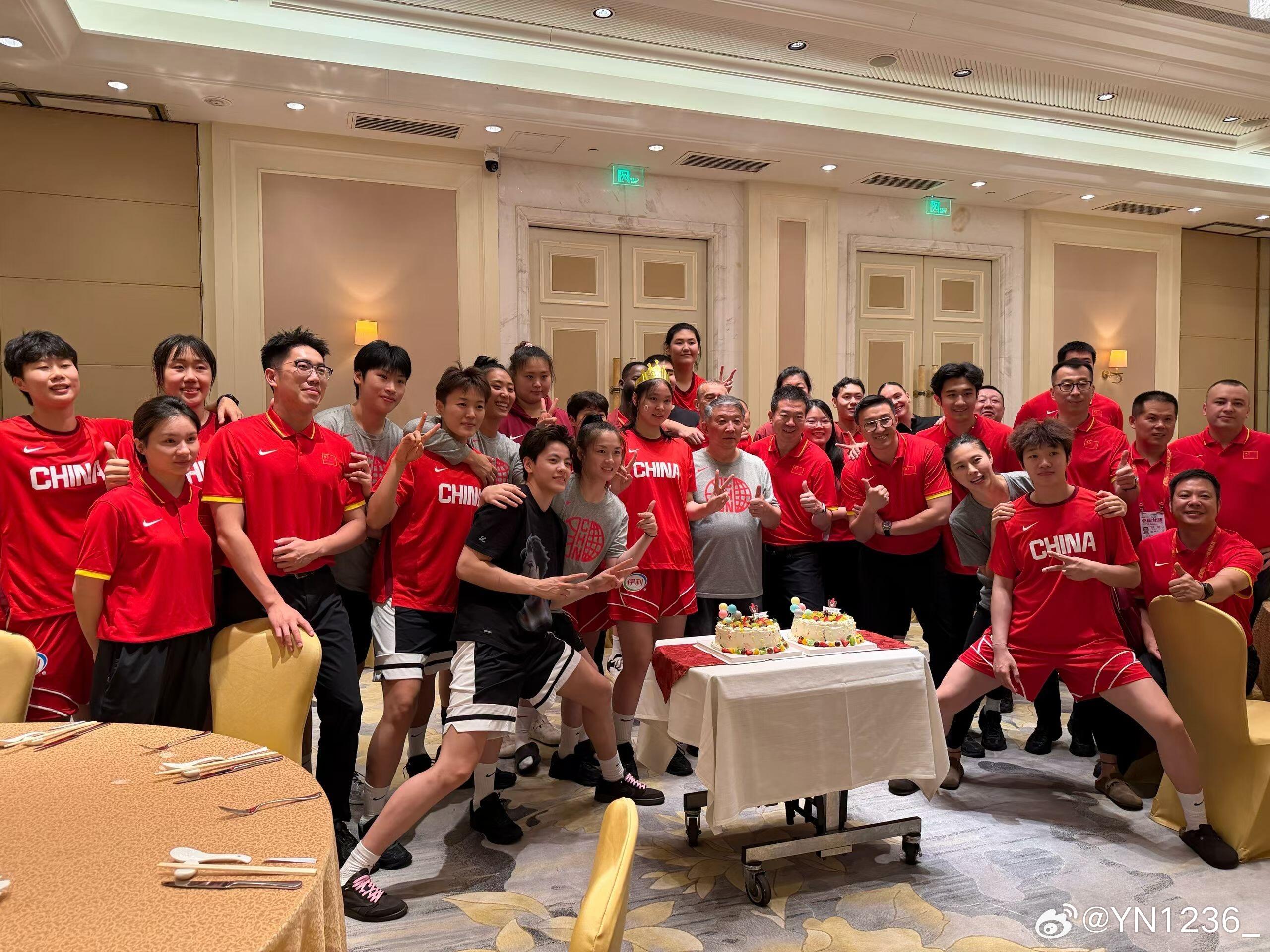 杨舒予杨舒予中国女篮 20260807赛后为李雨汧庆生的中国女篮图源:xhs 小
