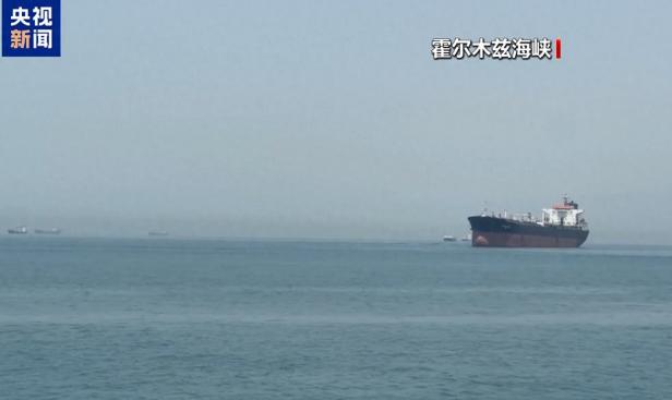 打！伊朗革命卫队发射C-802反舰导弹，炸了两艘巨轮！当地时间2026年7月7日