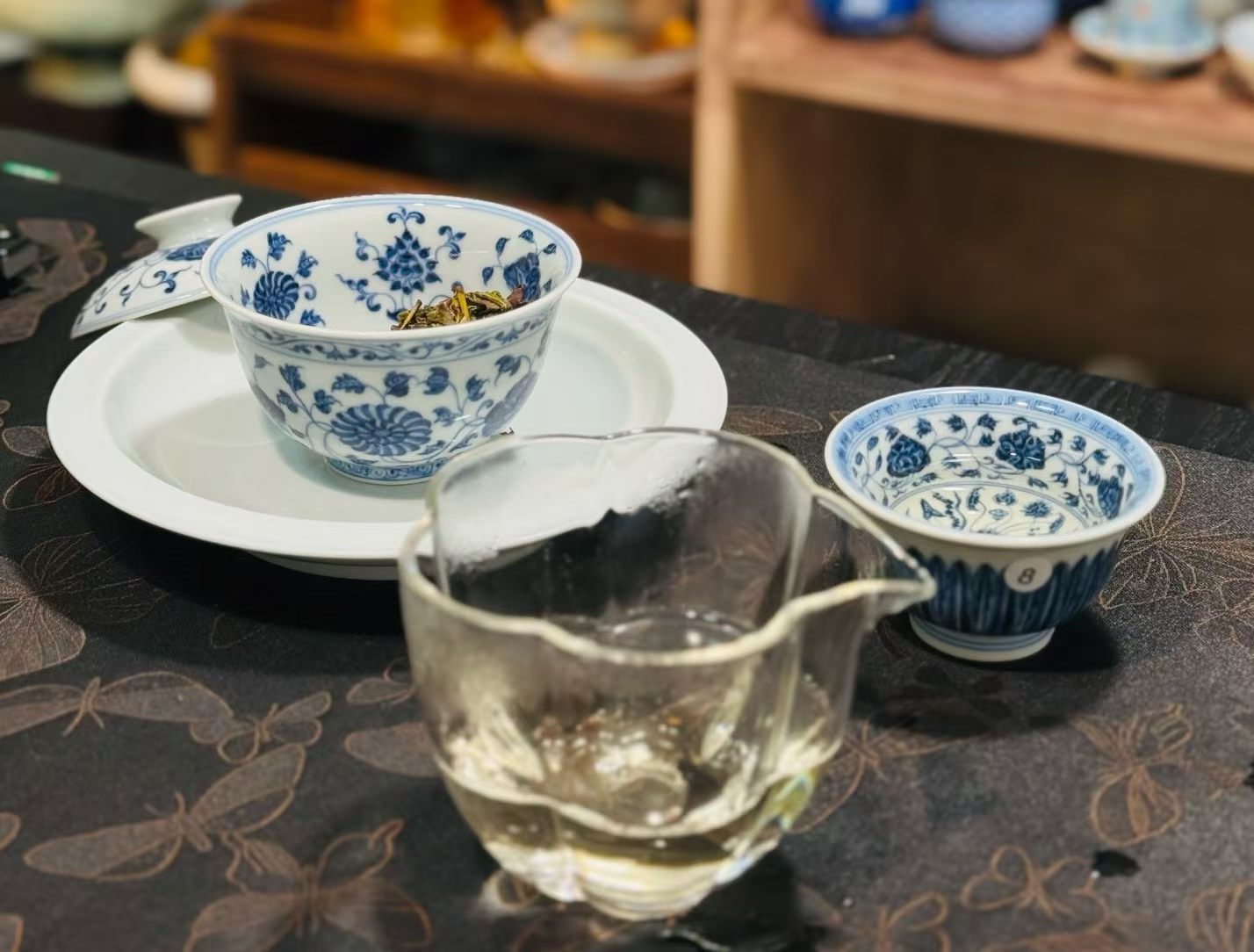 品茶赏器交友  在茶汤里，修一段善缘。 茶道中的待客之礼，是一份无声的温柔。为友