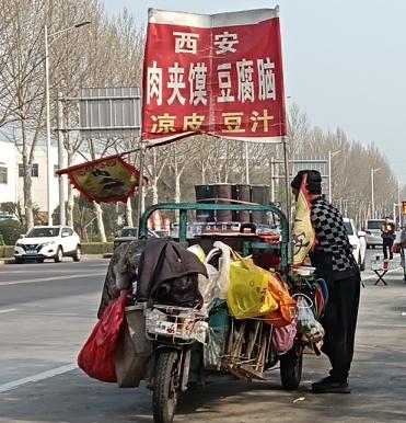 街头小摊的温暖记忆，肉夹馍、豆腐脑、凉皮、豆汁，每一口都是家乡的味道。