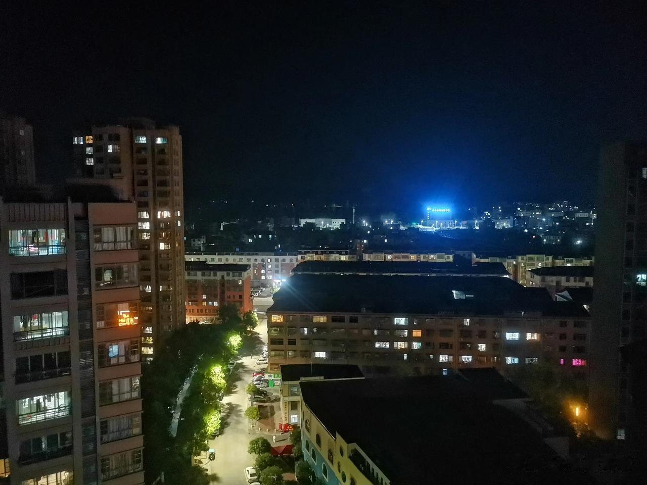 
第一次领工资是自己发的，那是06年上大学时，和室友一起卖电话卡，一个星期赚了6