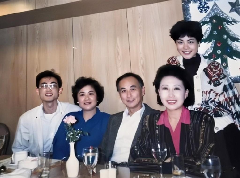 上世纪80年代末，王菲与父亲王佑林、母亲夏桂影、姑姑王兆玲、哥哥王戈在餐桌上的合