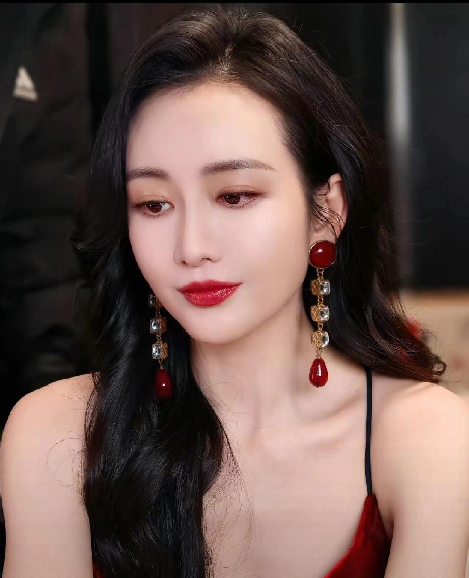 美到犯规！王鸥深夜卡点送祝福，红丝绒吊带造型惊艳，人生赢家实锤
 
     3