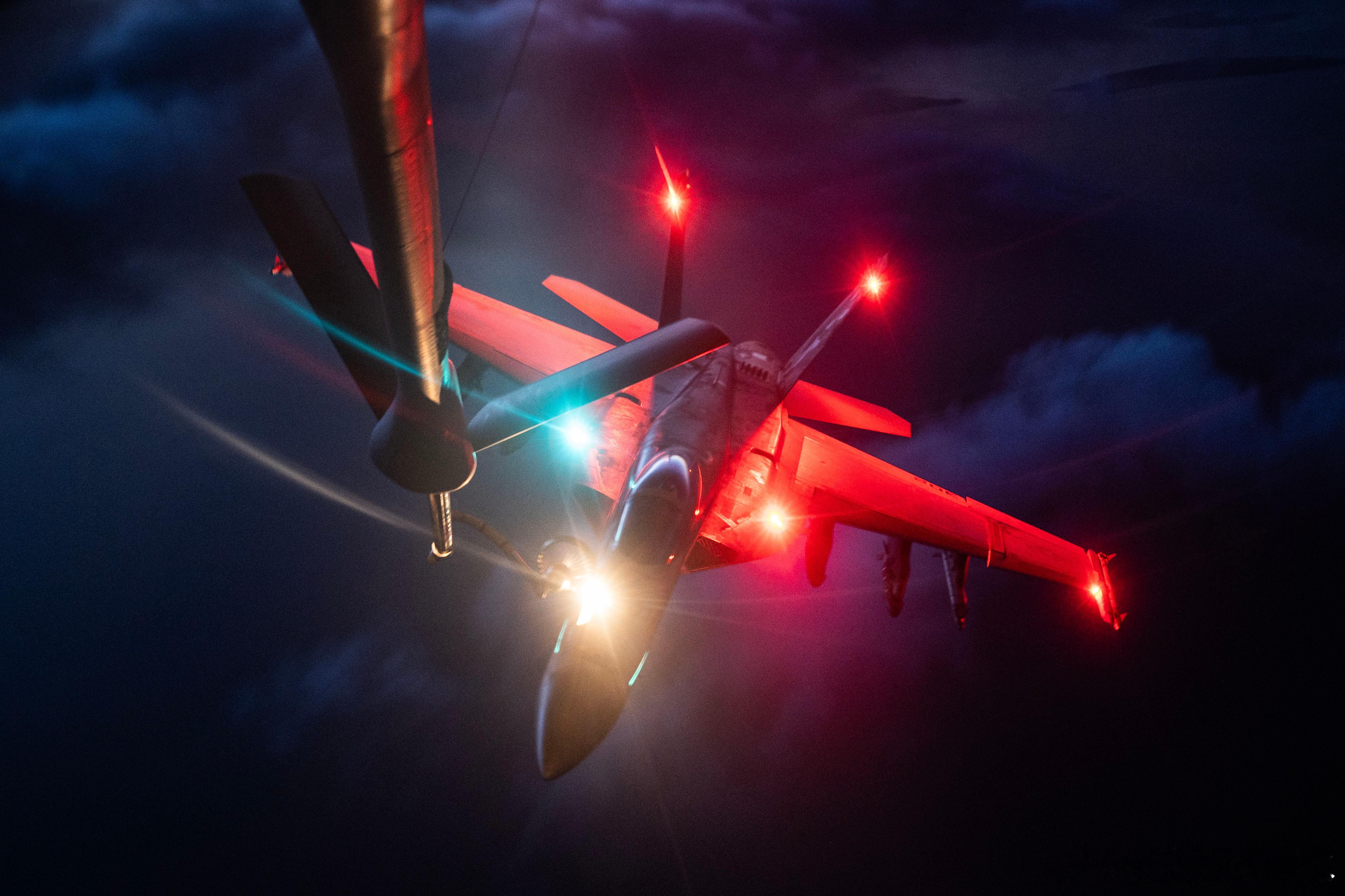 【#兵器欣赏#：#桌面兵器#   美国海军“超级大黄蜂”战斗机夜间空中加油】 ​