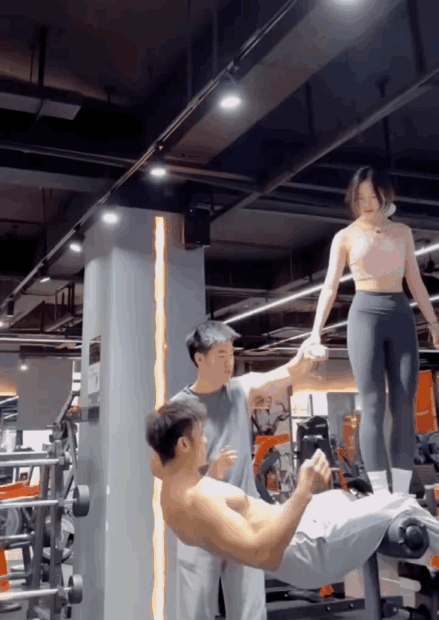 身轻如燕身上舞！原来健身还有这玩法！

图源网络，仅供娱乐。

危险动作，请勿模