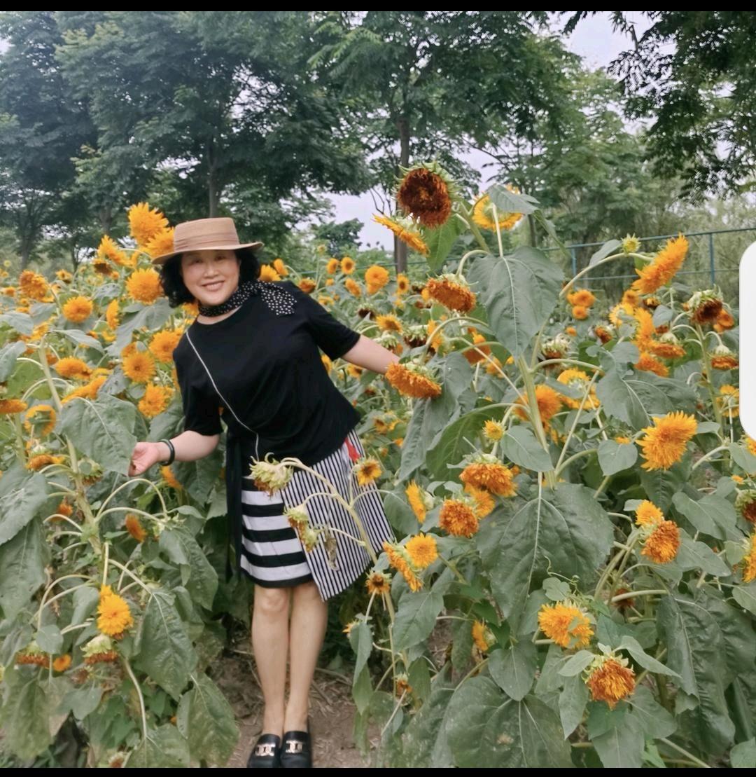 你信吗
我走在外面
那些不认识我的人
总会问我在哪儿工作
当我回答“农民，种地”