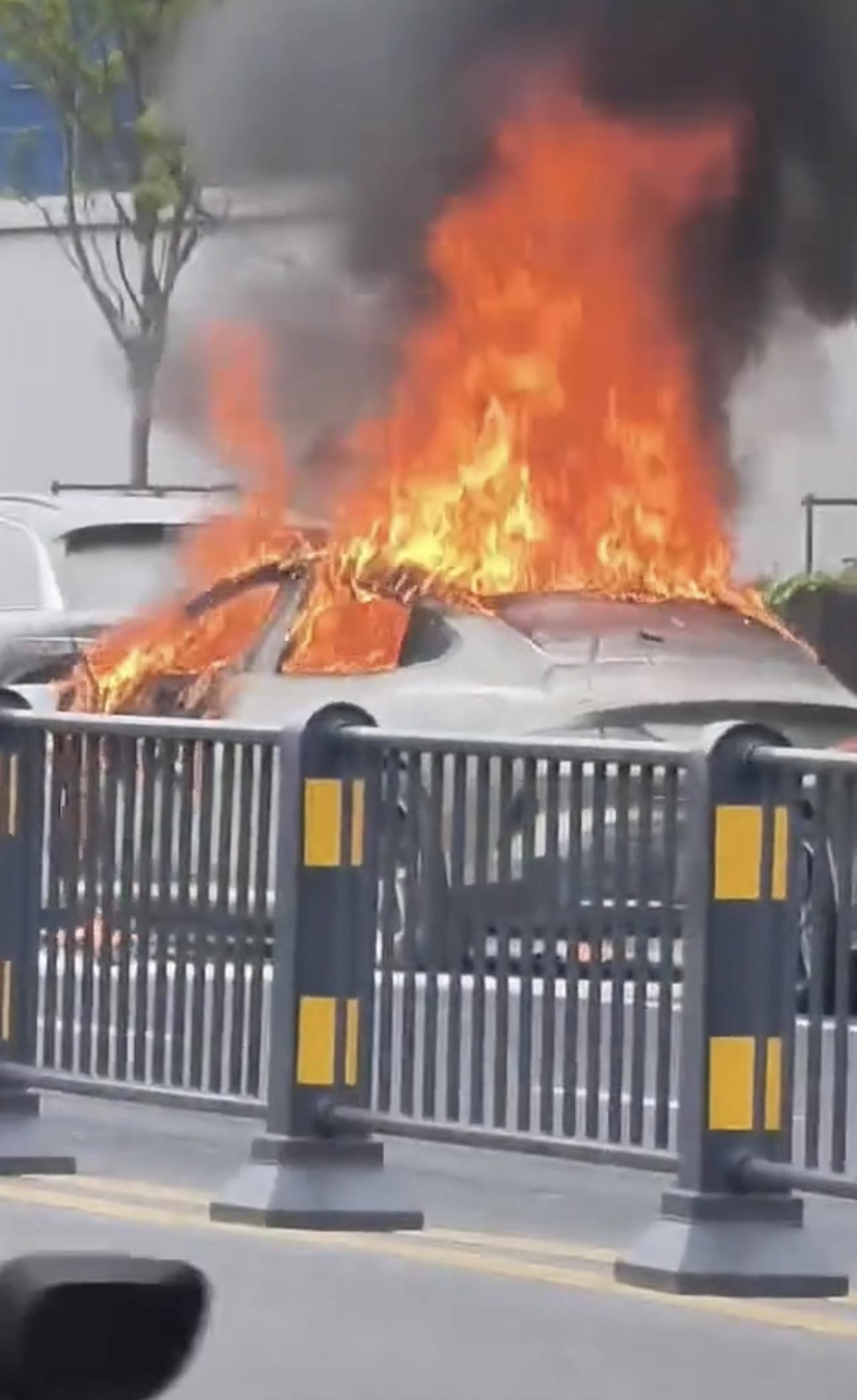 有人说这是合肥小米SU7的自燃，我觉得应该不是，雷总说小米SU7即便电池起火。火