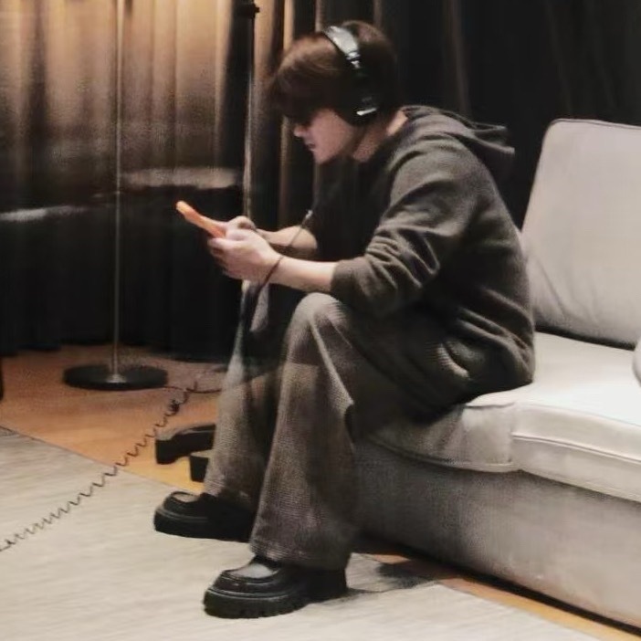 太迷人了我不知道该怎么形容这张图的迷人之处可能是因为工作中的男人最性感吧反正就是