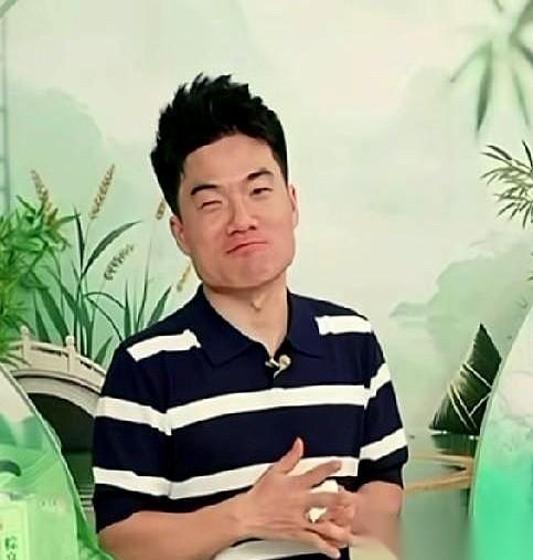 最近的董宇辉，像一根被拧到极限的弦。
这边刚结束粽子专场，直播间的灯都还没全关，