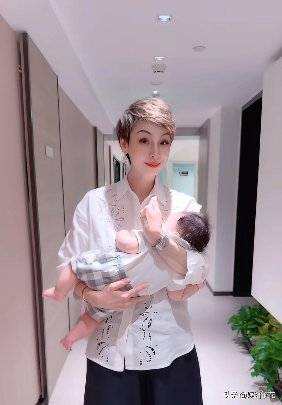 太暖了！6月18日，筱梅在自家酸辣粉门店开播。她说，自己本来和丽芳阿姨带着小宝宝