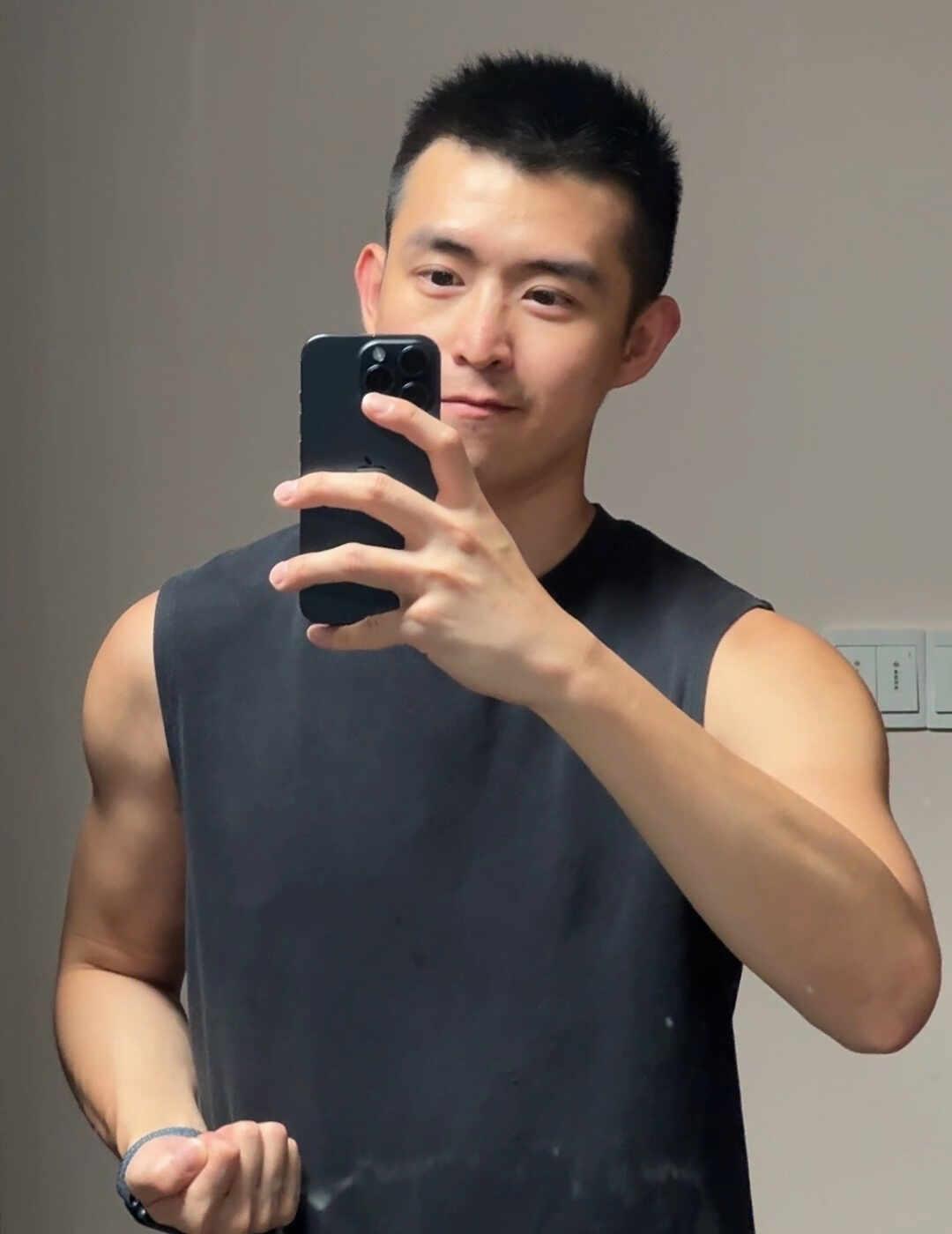 🤨🤳
对镜自拍 镜子里的我 寸头 憨厚老实人 见人不如健身