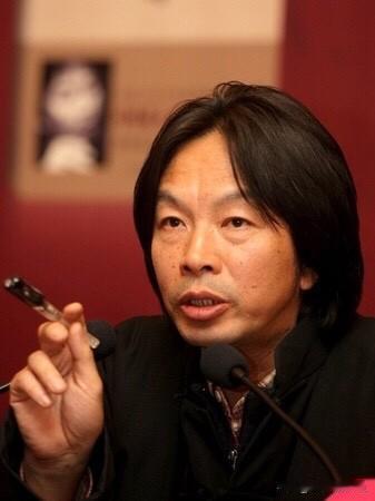 刘震云老师说：
“普通家庭勒紧裤腰带带孩子满世界玩，花的都是血汗钱，撑大的可能只