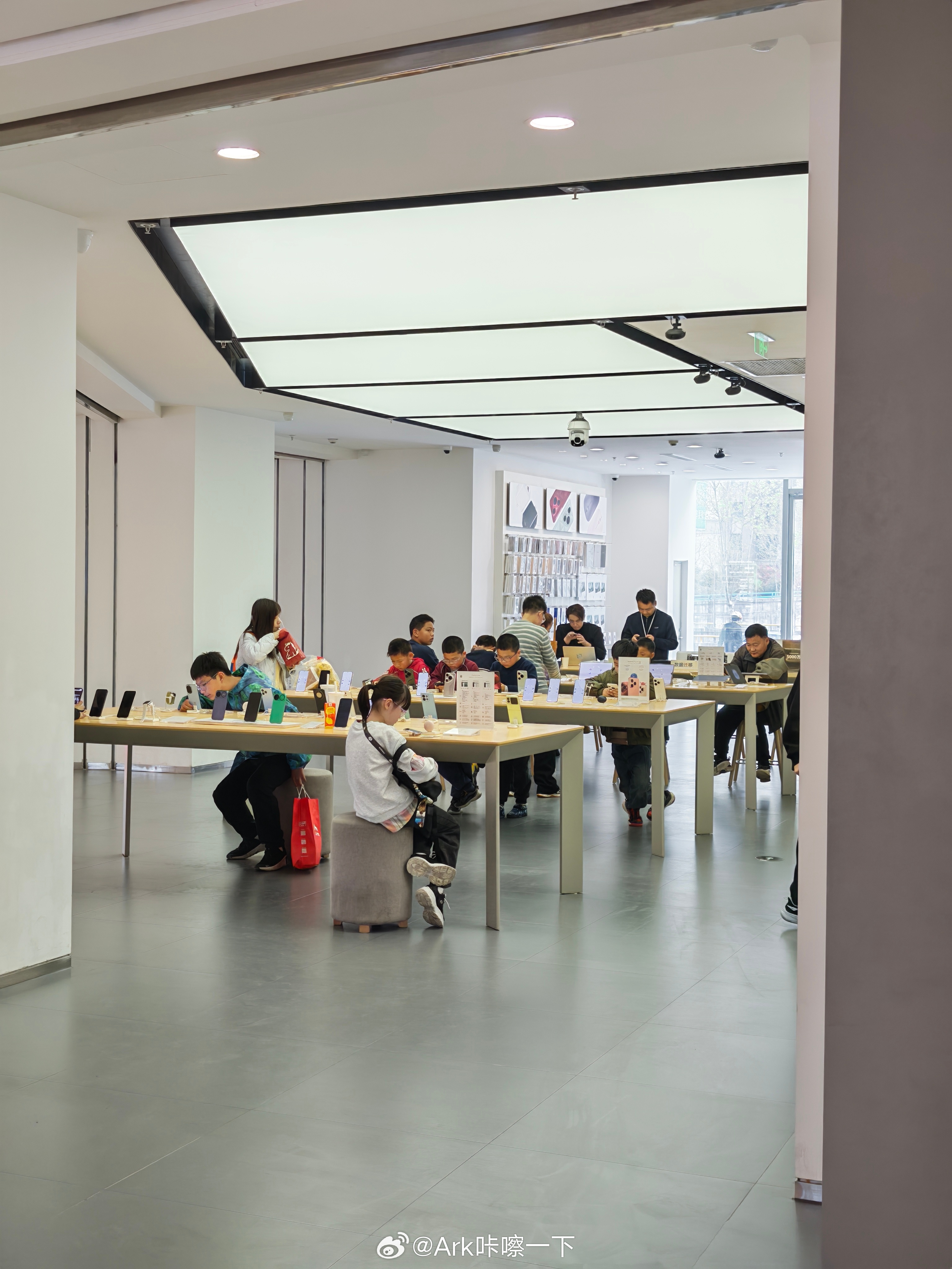下午路过华为门店，里面全是在玩手机和平板的小孩哥们