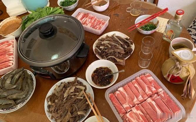 咱们60后大多有兄弟姐妹，儿时患难与共。可父母一旦离去，很多手足慢慢疏远。
各自
