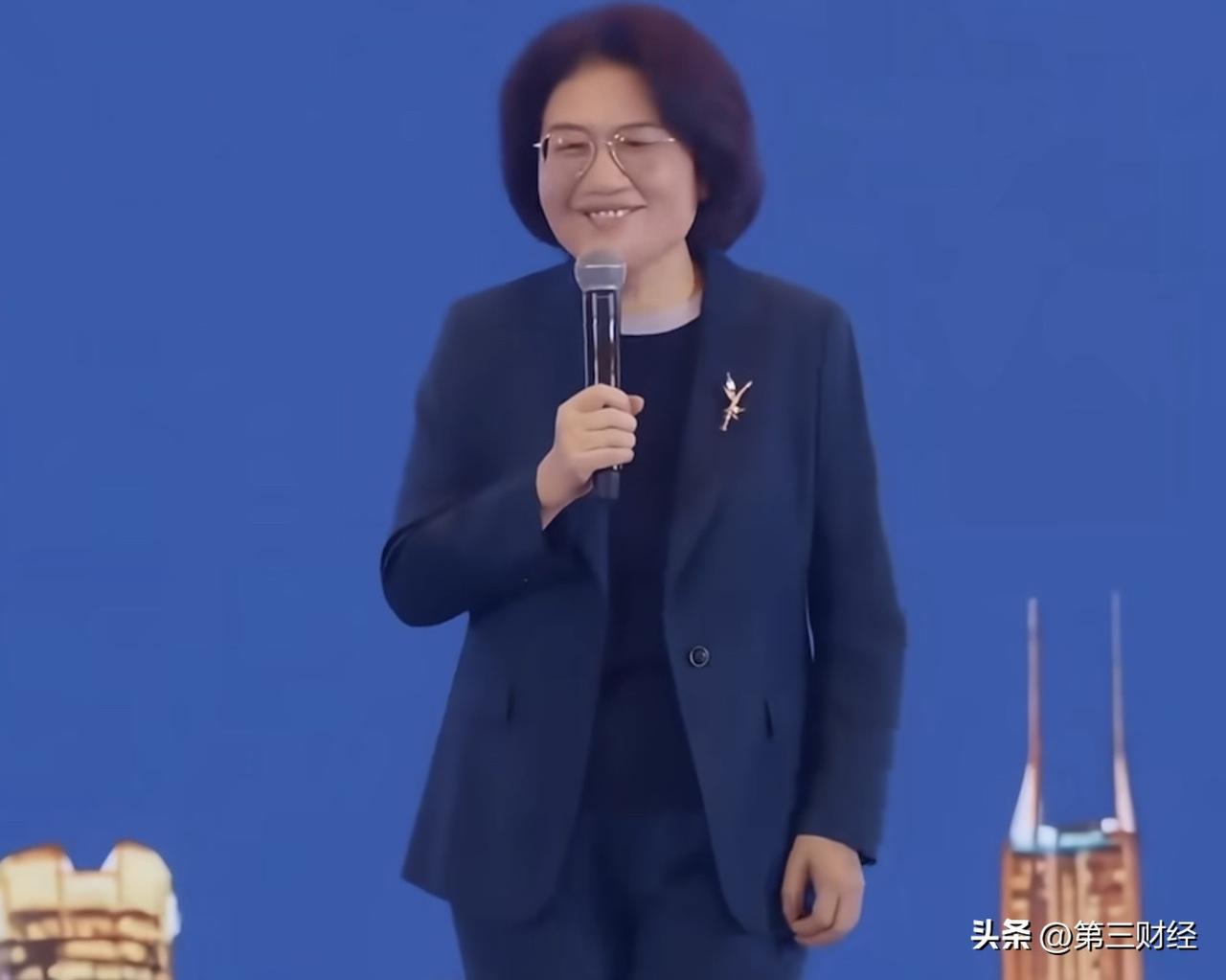 “别问几纳米了，华为换了把尺子”

何庭波最近接受了一次专访。记者又问了那个被问