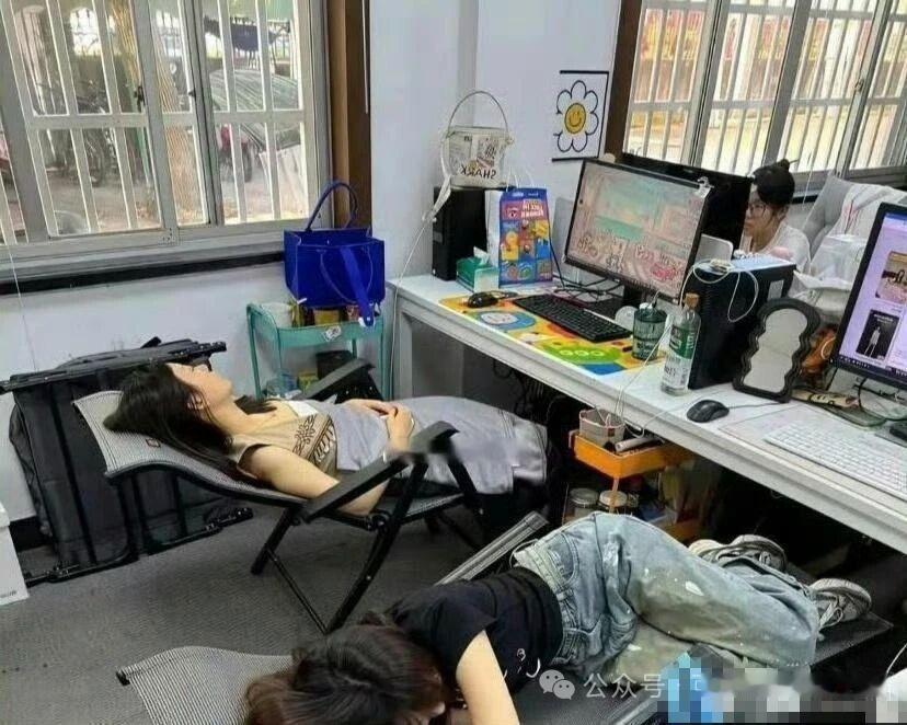 比较一下，这三个睡觉的图片，都是午间休息的姿势，你能看出啥门道?能不能看出生活的