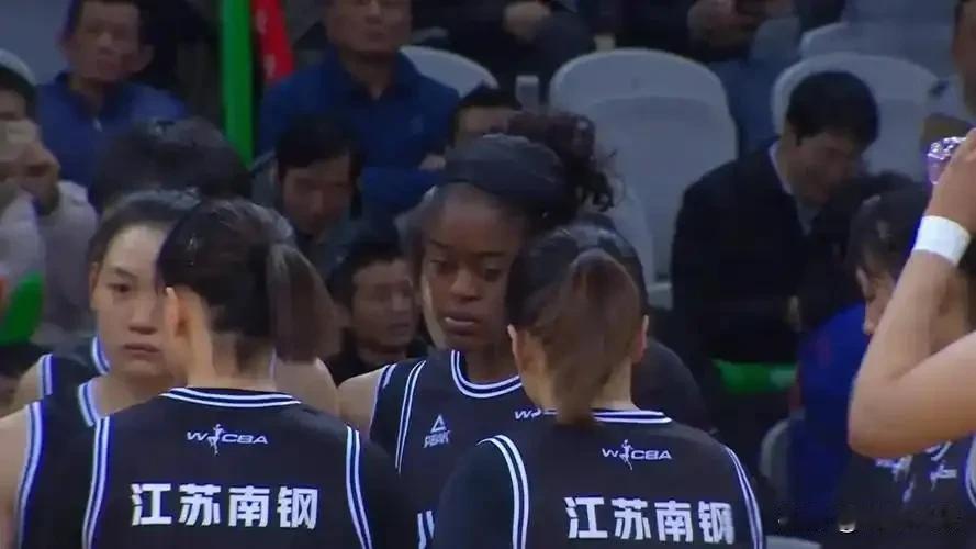 戴维斯一己之力撑起全队
北京时间12月1日晚，WCBA迎来了一场焦点之战，江苏南