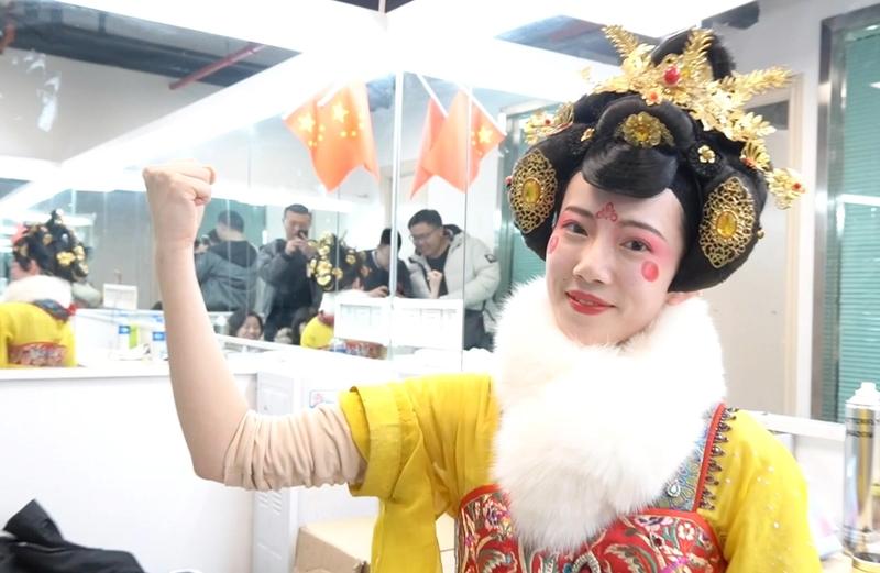 判了！十年老员工因拒绝年会表演被公司辞退，二审获赔18万余元
这一判决结果在网络