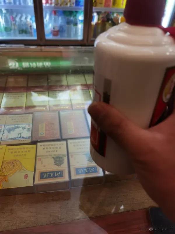 茅台镇人为什么很少喝飞天茅台? 茅台镇居民少饮飞天茅台，主因有三：一是价格昂贵，