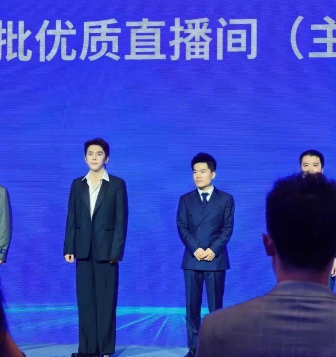 罕见呐！董宇辉竟然和李佳琦同框了，两个人一同参加了中国网络文明大会，作为带货界两