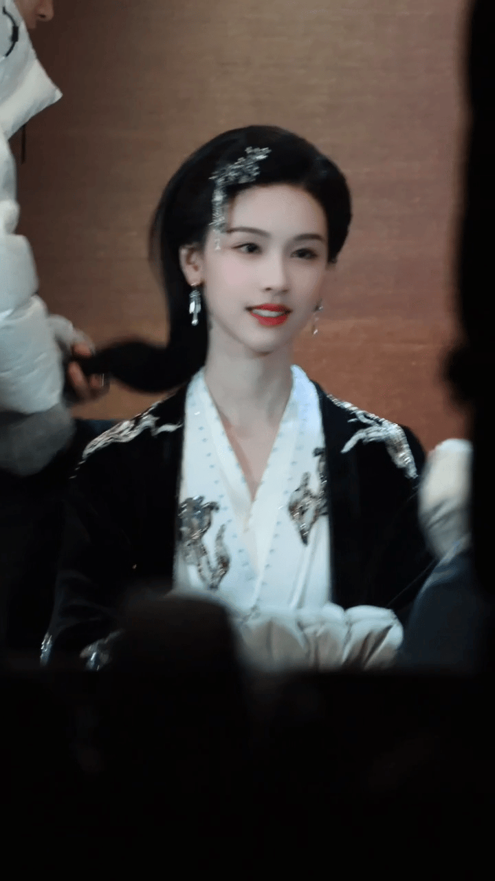 陈都灵月鳞绮纪汉服新造型 天选古装人啊 