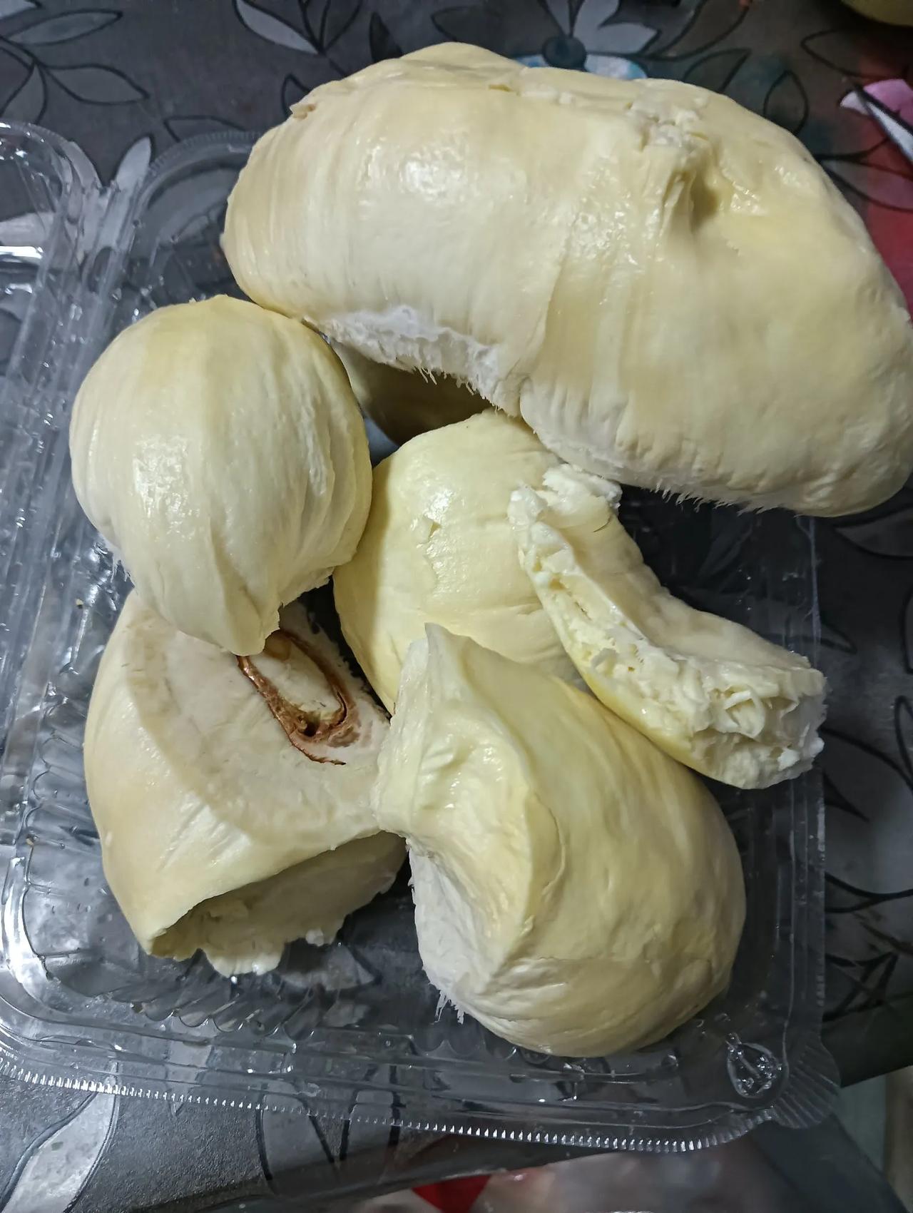 这榴莲多好，可惜是个死包！

  一直以为榴莲是用来掰的，今天长见识了，榴莲得用