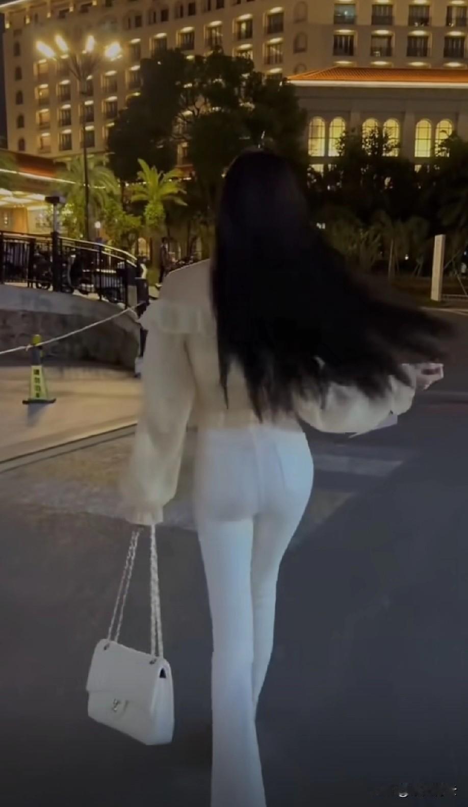 一对顶级伴侣恰恰是两个坦然接纳自身“不完整”的人，决定并肩同行，互相映照，而非彼