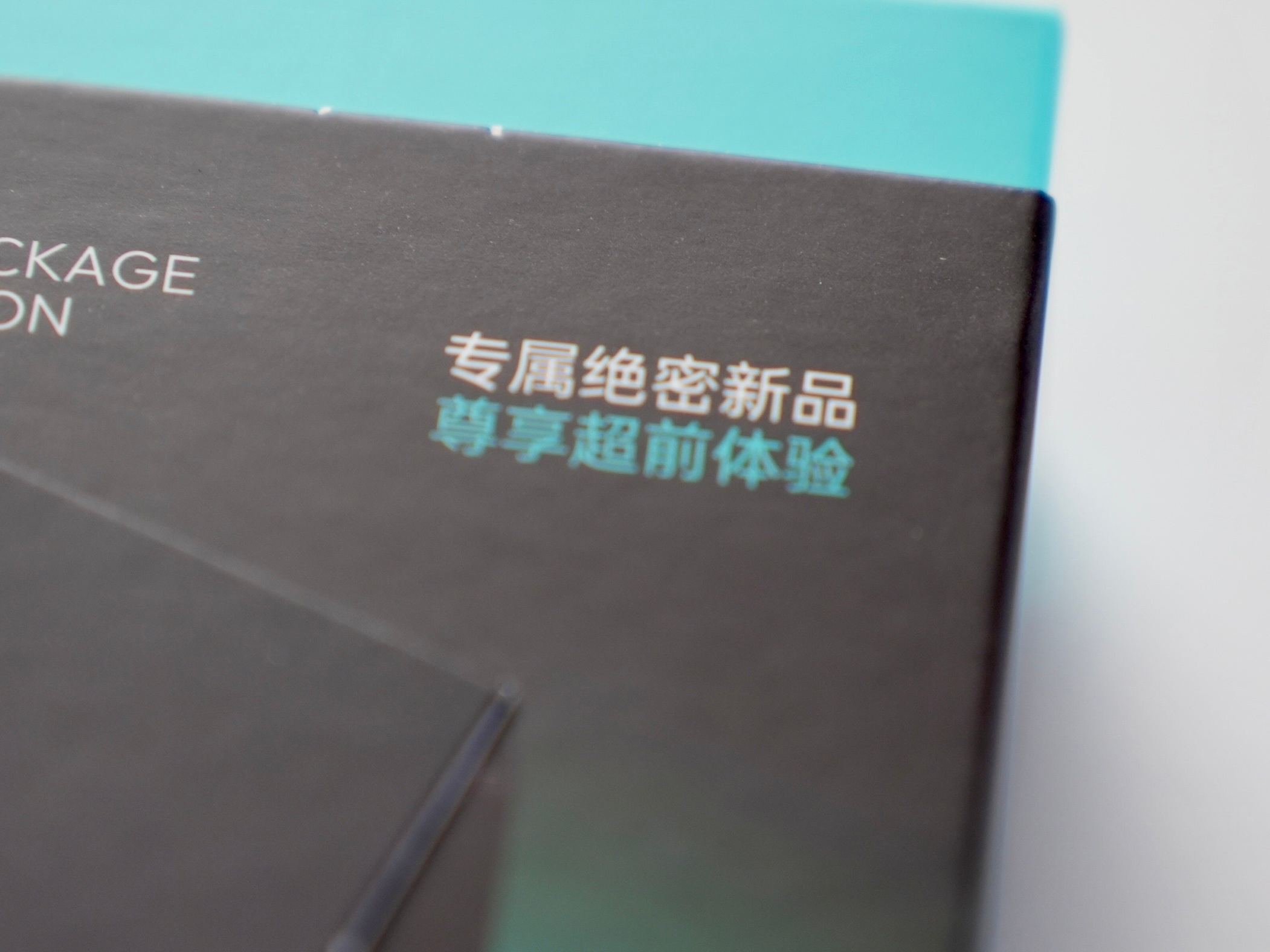 罗马仕把他们的绝密新品小黑镜充电宝双口非常方便切换的自带线，屏显支持显示剩余电量