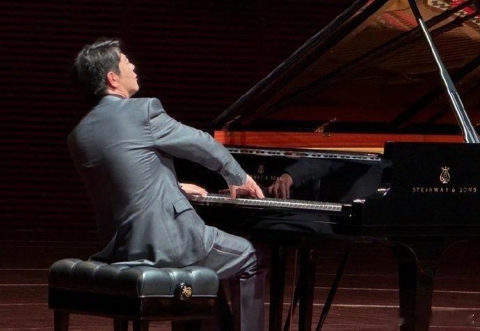 郎朗带着冬奥的雪来辽宁春晚啦 郎朗即将登上米兰冬奥舞台，又锁定辽宁春晚，用琴键点