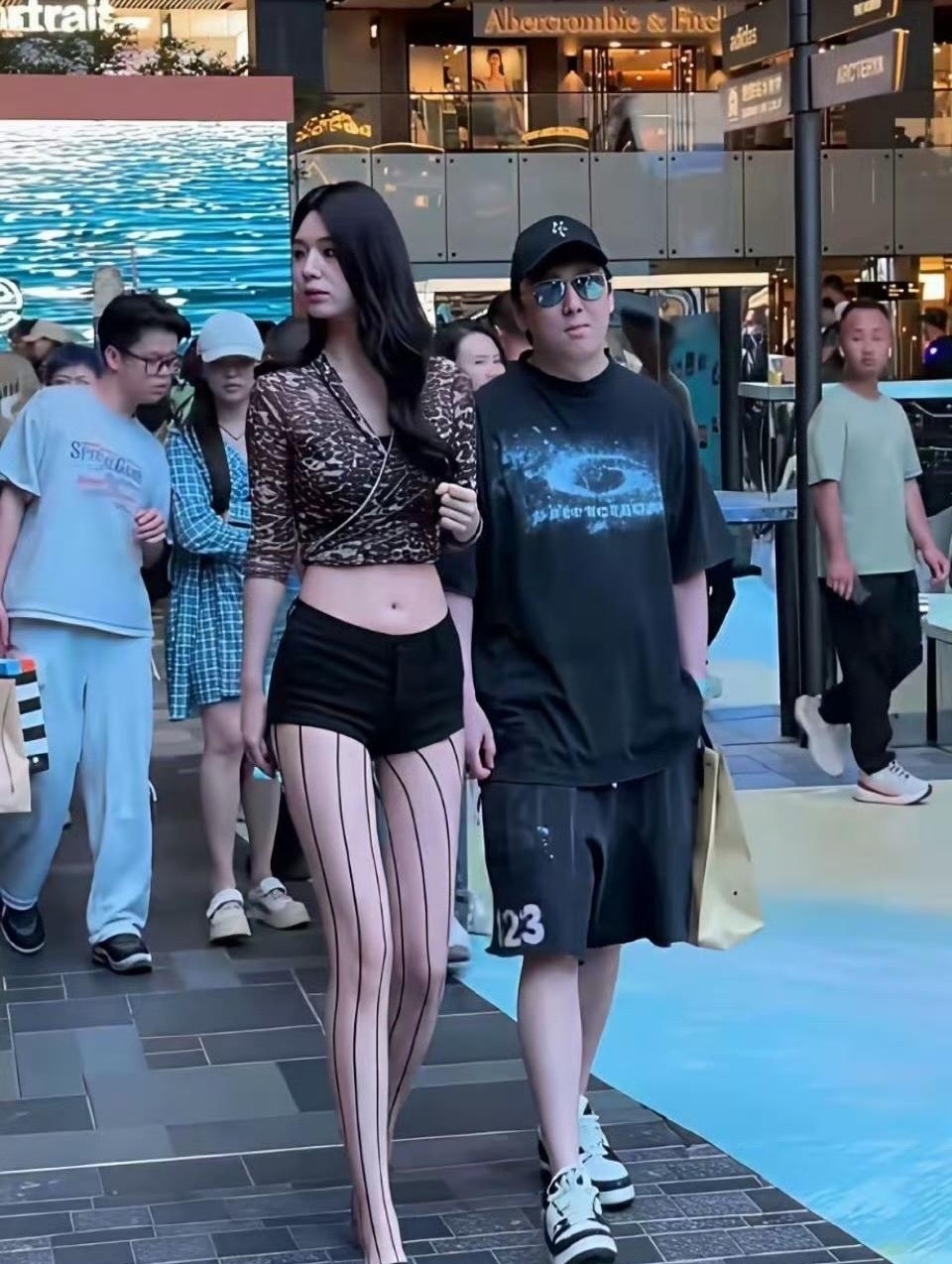 模仿的也太像了，王思聪咋不出来告他？ 