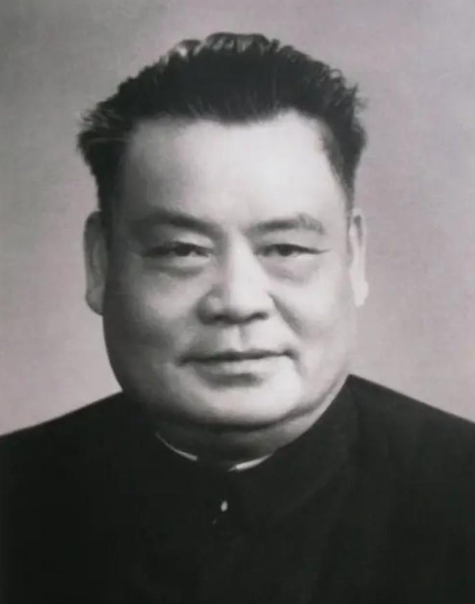 1959年，当时的江西省省长乘坐总理的专车前往中南海，主席得知后，马上出门迎接，