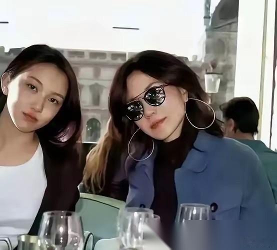 19岁的李嫣，凭什么让离婚10年的王菲李亚鹏，并肩站在一起？  这女孩嘴上的疤没
