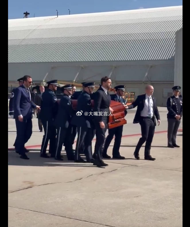 万斯动用空军二号护送查理柯克灵柩    此时此刻，犹如“彼时彼刻”[哈哈][哈哈