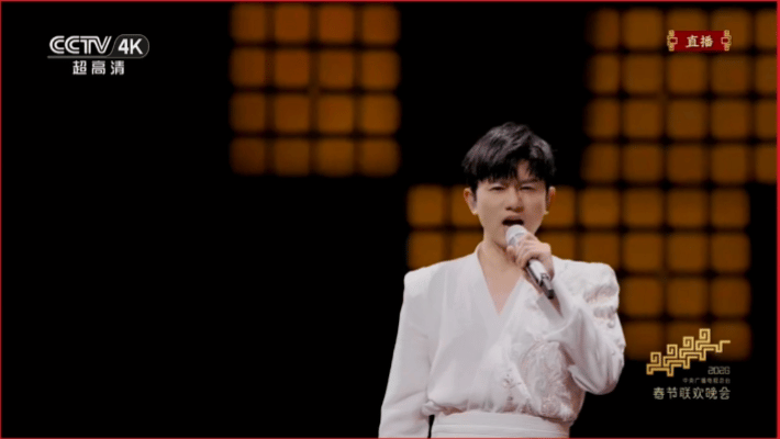张杰春晚驭风歌意气风发七登春晚舞台，张杰再次稳控全场！《驭风歌》的豪迈唱腔里全是
