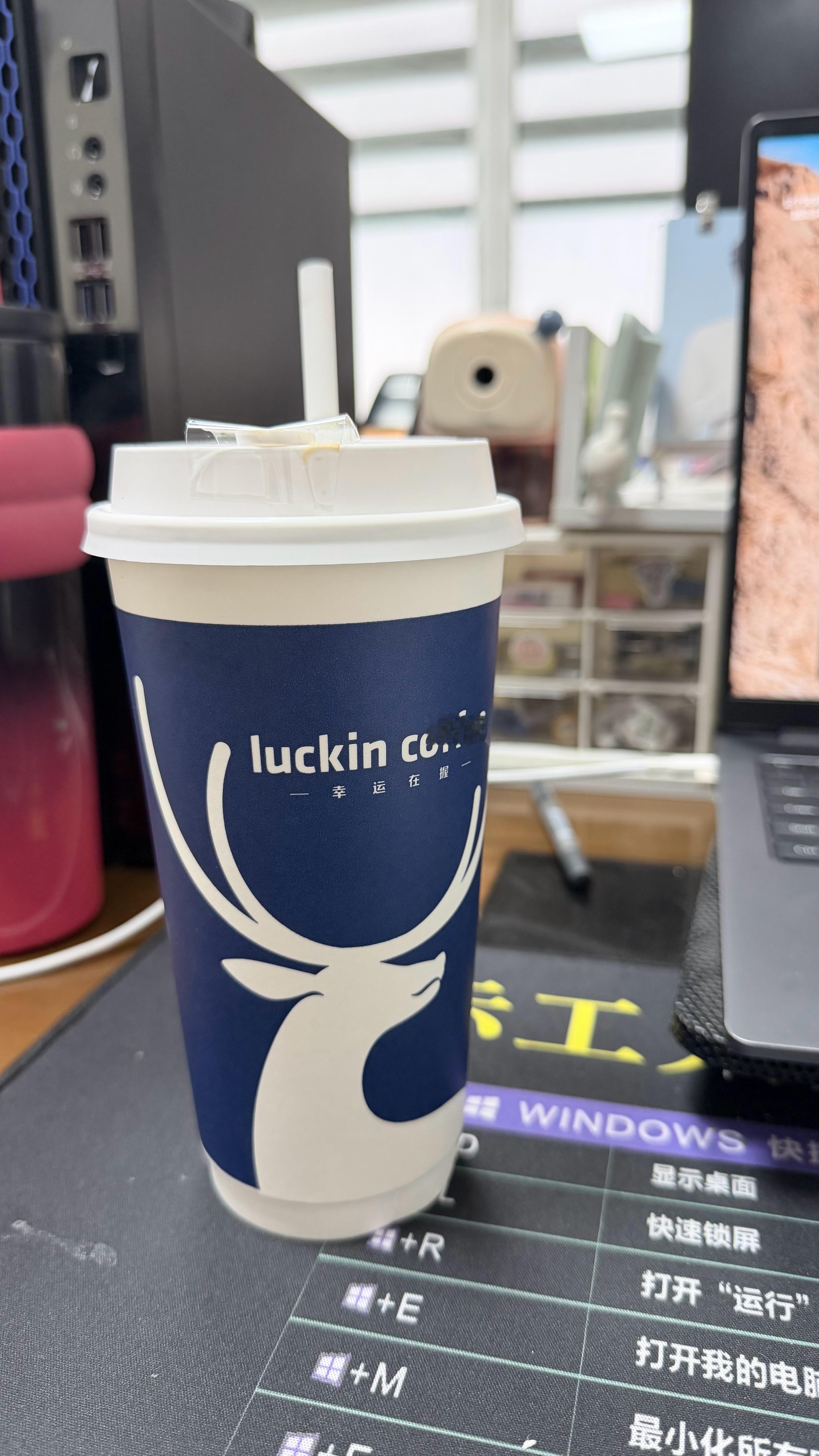 早早早今天喝热的深烘拿铁，还是没有小猫杯喵这下了很大的雨所以今天得超辣一下去去湿