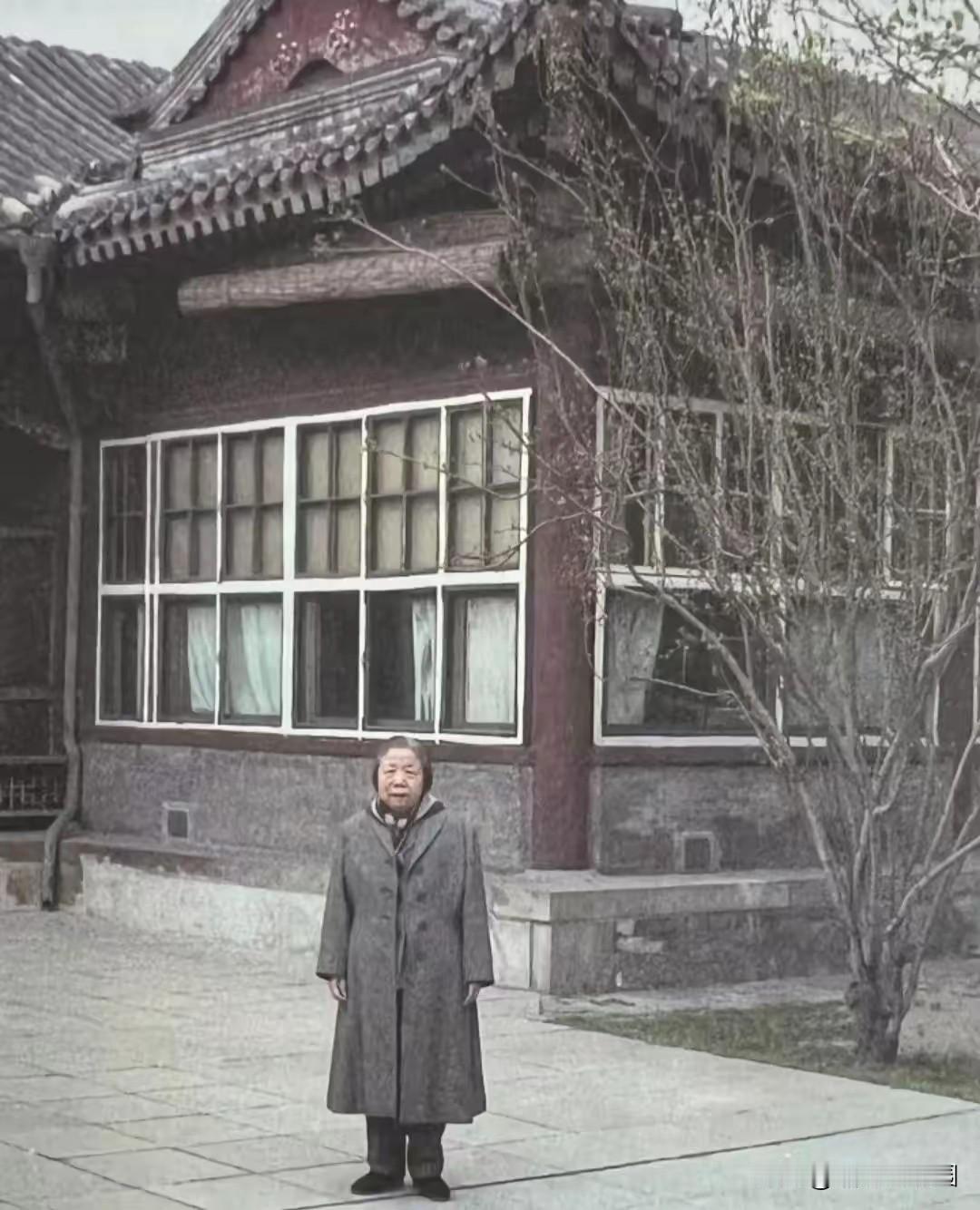 “春天到了，百花竞放，西花厅的海棠花又盛开了。看花的主人已经走了，走了12年了，