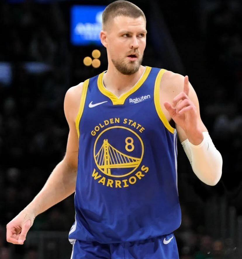 绝了！勇士阵容只有5名球员身高超过2米，巴特勒和波尔津吉斯还打不了：

1、波尔